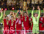 23.05.2026, Fussball DFB-Pokal 2025/2026, Finale, FC Bayern München - VfB Stuttgart, im Olympiastadion Berlin. Der FC Bayern ist Pokalsieger, die Mannschaft feiert den Titel bei der Siegerehrung. v.li: Raphael Guerreiro (FC Bayern München), Lennart Karl (FC Bayern München), Tom Bischof (Bayern München), Aleksandar Pavlovic (Bayern München) mit dem Pokal, Torwart Jonas Urbig (FC Bayern München) 