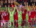 23.05.2026, Fussball DFB-Pokal 2025/2026, Finale, FC Bayern München - VfB Stuttgart, im Olympiastadion Berlin. Der FC Bayern ist Pokalsieger, die Mannschaft feiert den Titel bei der Siegerehrung. re: Torwart Manuel Neuer (FC Bayern München) hebt den Pokal in die Höhe. Tom Bischof (Bayern München), Torwart Jonas Urbig (FC Bayern München), Harry Kane (FC Bayern München)  