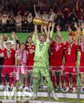 23.05.2026, Fussball DFB-Pokal 2025/2026, Finale, FC Bayern München - VfB Stuttgart, im Olympiastadion Berlin. Der FC Bayern ist Pokalsieger, die Mannschaft feiert den Titel bei der Siegerehrung.  Torwart Manuel Neuer (FC Bayern München) stemmt den pokal in die Luft, Torwart Jonas Urbig (FC Bayern München), Harry Kane (FC Bayern München), Raphael Guerreiro (FC Bayern München), Lennart Karl (FC Bayern München), Tom Bischof (Bayern München), Josip Stanisic (Bayern München),  Trainer Vincent Kompany (FC Bayern München), 