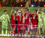 23.05.2026, Fussball DFB-Pokal 2025/2026, Finale, FC Bayern München - VfB Stuttgart, im Olympiastadion Berlin. Der FC Bayern ist Pokalsieger, die Mannschaft feiert den Titel bei der Siegerehrung. v.li: Torwart Jannis Bärtl (FC Bayern München), Raphael Guerreiro (FC Bayern München), Trainer Vincent Kompany (FC Bayern München), Lennart Karl (FC Bayern München), Tom Bischof (Bayern München) mit dem Pokal, Aleksandar Pavlovic (Bayern München) 