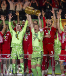 23.05.2026, Fussball DFB-Pokal 2025/2026, Finale, FC Bayern München - VfB Stuttgart, im Olympiastadion Berlin. Der FC Bayern ist Pokalsieger, die Mannschaft feiert den Titel bei der Siegerehrung.  Torwart Manuel Neuer (FC Bayern München) stemmt den pokal in die Luft, Torwart Jonas Urbig (FC Bayern München), Harry Kane (FC Bayern München), 