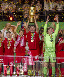 23.05.2026, Fussball DFB-Pokal 2025/2026, Finale, FC Bayern München - VfB Stuttgart, im Olympiastadion Berlin. Der FC Bayern ist Pokalsieger, die Mannschaft feiert den Titel bei der Siegerehrung. v.li: Raphael Guerreiro (FC Bayern München), Lennart Karl (FC Bayern München), Tom Bischof (Bayern München), Aleksandar Pavlovic (Bayern München) mit dem Pokal, Torwart Jonas Urbig (FC Bayern München) 