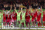 23.05.2026, Fussball DFB-Pokal 2025/2026, Finale, FC Bayern München - VfB Stuttgart, im Olympiastadion Berlin. Der FC Bayern ist Pokalsieger, die Mannschaft feiert den Titel bei der Siegerehrung.  Torwart Manuel Neuer (FC Bayern München) stemmt den pokal in die Luft, Torwart Jonas Urbig (FC Bayern München), Harry Kane (FC Bayern München), Raphael Guerreiro (FC Bayern München), Lennart Karl (FC Bayern München), Tom Bischof (Bayern München), Josip Stanisic (Bayern München), Joshua Kimmich (FC Bayern München) flippt aus, Konrad Laimer (FC Bayern München) Torwart Jannis Bärtl (FC Bayern München), Raphael Guerreiro (FC Bayern München), Trainer Vincent Kompany (FC Bayern München), 