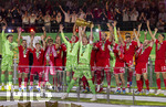 23.05.2026, Fussball DFB-Pokal 2025/2026, Finale, FC Bayern München - VfB Stuttgart, im Olympiastadion Berlin. Der FC Bayern ist Pokalsieger, die Mannschaft feiert den Titel bei der Siegerehrung.  Torwart Manuel Neuer (FC Bayern München) stemmt den pokal in die Luft, Torwart Jonas Urbig (FC Bayern München), Harry Kane (FC Bayern München), Raphael Guerreiro (FC Bayern München), Lennart Karl (FC Bayern München), Tom Bischof (Bayern München), Josip Stanisic (Bayern München), Joshua Kimmich (FC Bayern München) flippt aus, Konrad Laimer (FC Bayern München) Torwart Jannis Bärtl (FC Bayern München), Raphael Guerreiro (FC Bayern München), Trainer Vincent Kompany (FC Bayern München), 
