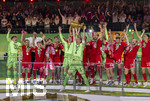 23.05.2026, Fussball DFB-Pokal 2025/2026, Finale, FC Bayern München - VfB Stuttgart, im Olympiastadion Berlin. Der FC Bayern ist Pokalsieger, die Mannschaft feiert den Titel bei der Siegerehrung.  Torwart Manuel Neuer (FC Bayern München) stemmt den pokal in die Luft, Torwart Jonas Urbig (FC Bayern München), Harry Kane (FC Bayern München), Raphael Guerreiro (FC Bayern München), Lennart Karl (FC Bayern München), Tom Bischof (Bayern München), Josip Stanisic (Bayern München), Joshua Kimmich (FC Bayern München) flippt aus, Konrad Laimer (FC Bayern München) Torwart Jannis Bärtl (FC Bayern München), Raphael Guerreiro (FC Bayern München), Trainer Vincent Kompany (FC Bayern München), 