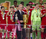 23.05.2026, Fussball DFB-Pokal 2025/2026, Finale, FC Bayern München - VfB Stuttgart, im Olympiastadion Berlin. Der FC Bayern ist Pokalsieger, die Mannschaft feiert den Titel bei der Siegerehrung.  Der Pokal steht am Podest, der kultige Porzellan-Kakadu daneben, DFB Präsident Bernd Neuendorf (Deutschland) kommt zur Pokalübergabe.