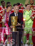 23.05.2026, Fussball DFB-Pokal 2025/2026, Finale, FC Bayern München - VfB Stuttgart, im Olympiastadion Berlin. Der FC Bayern ist Pokalsieger, die Mannschaft feiert den Titel bei der Siegerehrung.  Der Pokal steht am Podest, der kultige Porzellan-Kakadu daneben, DFB Präsident Bernd Neuendorf (Deutschland) kommt zur Pokalübergabe.