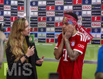 23.05.2026, Fussball DFB-Pokal 2025/2026, Finale, FC Bayern München - VfB Stuttgart, im Olympiastadion Berlin. Der FC Bayern ist Pokalsieger, die Mannschaft feiert den Titel. re: Luis Diaz (FC Bayern München) beim Interview mit einem Tuch als Turban