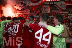 23.05.2026, Fussball DFB-Pokal 2025/2026, Finale, FC Bayern München - VfB Stuttgart, im Olympiastadion Berlin. Der FC Bayern ist Pokalsieger, die Mannschaft feiert in der Fankurve, Jonathan Tah (FC Bayern München), Josip Stanisic (Bayern München), Torwart Jonas Urbig (FC Bayern München) 