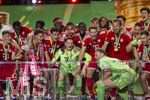 23.05.2026, Fussball DFB-Pokal 2025/2026, Finale, FC Bayern München - VfB Stuttgart, im Olympiastadion Berlin. Der FC Bayern ist Pokalsieger, die Mannschaft feiert den Titel bei der Siegerehrung. re: Torwart Manuel Neuer (FC Bayern München) hebt gleich den Pokal in die Höhe. Lennart Karl (FC Bayern München), Tom Bischof (Bayern München), Torwart Jonas Urbig (FC Bayern München), Leon Goretzka (FC Bayern München), Harry Kane (FC Bayern München), Aleksandar Pavlovic (Bayern München) , 
