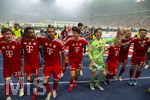 23.05.2026, Fussball DFB-Pokal 2025/2026, Finale, FC Bayern München - VfB Stuttgart, im Olympiastadion Berlin. Der FC Bayern ist Pokalsieger, die Mannschaft feiert in der Fankurve, Tom Bischof (Bayern München), Michael Olise (FC Bayern München), Jonathan Tah (FC Bayern München), Min-jae Kim (Bayern München, Minjae Kim), Torwart Jonas Urbig (FC Bayern München), Lennart Karl (FC Bayern München), Konrad Laimer (FC Bayern München), Raphael Guerreiro (FC Bayern München), Luis Diaz (FC Bayern München) 