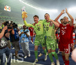 23.05.2026, Fussball DFB-Pokal 2025/2026, Finale, FC Bayern München - VfB Stuttgart, im Olympiastadion Berlin. Der FC Bayern ist Pokalsieger, die Mannschaft feiert in der Fankurve, Torwart Jonas Urbig (FC Bayern München), Torwart Manuel Neuer (FC Bayern München), Konrad Laimer (FC Bayern München) 