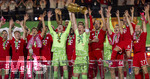23.05.2026, Fussball DFB-Pokal 2025/2026, Finale, FC Bayern München - VfB Stuttgart, im Olympiastadion Berlin. Der FC Bayern ist Pokalsieger, die Mannschaft feiert den Titel bei der Siegerehrung.  Torwart Manuel Neuer (FC Bayern München) stemmt den pokal in die Luft, Torwart Jonas Urbig (FC Bayern München), Harry Kane (FC Bayern München), Raphael Guerreiro (FC Bayern München), Lennart Karl (FC Bayern München), Tom Bischof (Bayern München), Josip Stanisic (Bayern München), Joshua Kimmich (FC Bayern München) flippt aus, Konrad Laimer (FC Bayern München) 