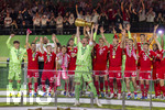 23.05.2026, Fussball DFB-Pokal 2025/2026, Finale, FC Bayern München - VfB Stuttgart, im Olympiastadion Berlin. Der FC Bayern ist Pokalsieger, die Mannschaft feiert den Titel bei der Siegerehrung.  Torwart Manuel Neuer (FC Bayern München) stemmt den pokal in die Luft, Torwart Jonas Urbig (FC Bayern München), Harry Kane (FC Bayern München), Raphael Guerreiro (FC Bayern München), Lennart Karl (FC Bayern München), Tom Bischof (Bayern München), Josip Stanisic (Bayern München), Joshua Kimmich (FC Bayern München), Konrad Laimer (FC Bayern München) Torwart Jannis Bärtl (FC Bayern München), Raphael Guerreiro (FC Bayern München), Trainer Vincent Kompany (FC Bayern München), Jamal Musiala (Bayern München), 