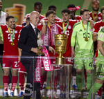 23.05.2026, Fussball DFB-Pokal 2025/2026, Finale, FC Bayern München - VfB Stuttgart, im Olympiastadion Berlin. Der FC Bayern ist Pokalsieger, die Mannschaft feiert den Titel bei der Siegerehrung.  Der Pokal steht am Podest, der kultige Porzellan-Kakadu daneben, DFB Präsident Bernd Neuendorf (Deutschland) kommt zur Pokalübergabe.