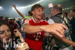 23.05.2026, Fussball DFB-Pokal 2025/2026, Finale, FC Bayern München - VfB Stuttgart, im Olympiastadion Berlin. Der FC Bayern ist Pokalsieger, die Mannschaft feiert in der Fankurve, Tom Bischof (Bayern München) 