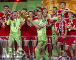 23.05.2026, Fussball DFB-Pokal 2025/2026, Finale, FC Bayern München - VfB Stuttgart, im Olympiastadion Berlin. Der FC Bayern ist Pokalsieger, die Mannschaft feiert den Titel bei der Siegerehrung. re: Torwart Manuel Neuer (FC Bayern München) hebt gleich den Pokal in die Höhe. Lennart Karl (FC Bayern München), Tom Bischof (Bayern München), Torwart Jonas Urbig (FC Bayern München), Leon Goretzka (FC Bayern München), Harry Kane (FC Bayern München), Aleksandar Pavlovic (Bayern München) , 