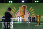 23.05.2026, Fussball DFB-Pokal 2025/2026, Finale, FC Bayern München - VfB Stuttgart, im Olympiastadion Berlin. Der FC Bayern ist Pokalsieger, Trainer Sebastian Hoeneß (Stuttgart) bei der Siegerehrung frustriert beim Pokal.