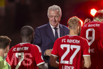 23.05.2026, Fussball DFB-Pokal 2025/2026, Finale, FC Bayern München - VfB Stuttgart, im Olympiastadion Berlin. Der FC Bayern ist Pokalsieger, die Mannschaft feiert den Titel bei der Siegerehrung.  Peter Frymuth (DFB-Vizepräsident) bei der Siegerehrung mit den Bayernspielern Dayot Upamecano (FC Bayern München), Konrad Laimer (FC Bayern München), 