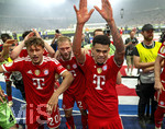 23.05.2026, Fussball DFB-Pokal 2025/2026, Finale, FC Bayern München - VfB Stuttgart, im Olympiastadion Berlin. Der FC Bayern ist Pokalsieger, die Mannschaft feiert in der Fankurve, Tom Bischof (Bayern München), Konrad Laimer (FC Bayern München), Luis Diaz (FC Bayern München) 