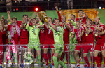 23.05.2026, Fussball DFB-Pokal 2025/2026, Finale, FC Bayern München - VfB Stuttgart, im Olympiastadion Berlin. Der FC Bayern ist Pokalsieger, die Mannschaft feiert den Titel bei der Siegerehrung. re: Torwart Manuel Neuer (FC Bayern München) hebt den Pokal in die Höhe. Tom Bischof (Bayern München), Torwart Jonas Urbig (FC Bayern München), Josip Stanisic (Bayern München), Joshua Kimmich (FC Bayern München), Konrad Laimer (FC Bayern München) 