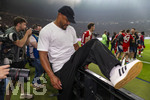 23.05.2026, Fussball DFB-Pokal 2025/2026, Finale, FC Bayern München - VfB Stuttgart, im Olympiastadion Berlin. Der FC Bayern ist Pokalsieger, die Mannschaft feiert in der Fankurve, Trainer Vincent Kompany (FC Bayern München) steigt über die Bande