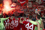 23.05.2026, Fussball DFB-Pokal 2025/2026, Finale, FC Bayern München - VfB Stuttgart, im Olympiastadion Berlin. Der FC Bayern ist Pokalsieger, die Mannschaft feiert in der Fankurve,  Luis Diaz (FC Bayern München), Aleksandar Pavlovic (Bayern München) , Tom Bischof (Bayern München), Jonathan Tah (FC Bayern München), Josip Stanisic (Bayern München), Torwart Jonas Urbig (FC Bayern München) 