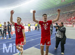 23.05.2026, Fussball DFB-Pokal 2025/2026, Finale, FC Bayern München - VfB Stuttgart, im Olympiastadion Berlin. v.li: Josip Stanisic (Bayern München) und Aleksandar Pavlovic (Bayern München) jubeln bei den Fans 