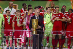 23.05.2026, Fussball DFB-Pokal 2025/2026, Finale, FC Bayern München - VfB Stuttgart, im Olympiastadion Berlin. Der FC Bayern ist Pokalsieger, die Mannschaft feiert den Titel bei der Siegerehrung.  Der Pokal steht am Podest, der kultige Porzellan-Kakadu daneben, DFB Präsident Bernd Neuendorf (Deutschland) kommt zur Pokalübergabe.