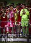 23.05.2026, Fussball DFB-Pokal 2025/2026, Finale, FC Bayern München - VfB Stuttgart, im Olympiastadion Berlin. Der FC Bayern ist Pokalsieger, die Mannschaft feiert den Titel bei der Siegerehrung.  Der Pokal steht am Podest, der kultige Porzellan Kakadu daneben