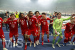 23.05.2026, Fussball DFB-Pokal 2025/2026, Finale, FC Bayern München - VfB Stuttgart, im Olympiastadion Berlin. Der FC Bayern ist Pokalsieger, die Mannschaft feiert in der Fankurve, Tom Bischof (Bayern München), Michael Olise (FC Bayern München), Jonathan Tah (FC Bayern München), Min-jae Kim (Bayern München, Minjae Kim), Torwart Jonas Urbig (FC Bayern München), Lennart Karl (FC Bayern München), 