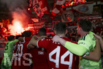23.05.2026, Fussball DFB-Pokal 2025/2026, Finale, FC Bayern München - VfB Stuttgart, im Olympiastadion Berlin. Der FC Bayern ist Pokalsieger, die Mannschaft feiert in der Fankurve, Jonathan Tah (FC Bayern München), Josip Stanisic (Bayern München), Torwart Jonas Urbig (FC Bayern München) 