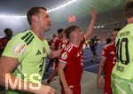 23.05.2026, Fussball DFB-Pokal 2025/2026, Finale, FC Bayern München - VfB Stuttgart, im Olympiastadion Berlin. Der FC Bayern ist Pokalsieger, die Mannschaft feiert in der Fankurve, Torwart Manuel Neuer (FC Bayern München), Lennart Karl (FC Bayern München) 