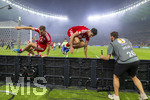 23.05.2026, Fussball DFB-Pokal 2025/2026, Finale, FC Bayern München - VfB Stuttgart, im Olympiastadion Berlin. v.li: Josip Stanisic (Bayern München) und Aleksandar Pavlovic (Bayern München)  springen über die Bande zu den Fans 