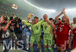 23.05.2026, Fussball DFB-Pokal 2025/2026, Finale, FC Bayern München - VfB Stuttgart, im Olympiastadion Berlin. Der FC Bayern ist Pokalsieger, die Mannschaft feiert in der Fankurve, Torwart Jonas Urbig (FC Bayern München), Torwart Manuel Neuer (FC Bayern München), Konrad Laimer (FC Bayern München) 