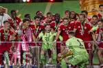 23.05.2026, Fussball DFB-Pokal 2025/2026, Finale, FC Bayern München - VfB Stuttgart, im Olympiastadion Berlin. Der FC Bayern ist Pokalsieger, die Mannschaft feiert den Titel bei der Siegerehrung. re: Torwart Manuel Neuer (FC Bayern München) hebt gleich den Pokal in die Höhe. Lennart Karl (FC Bayern München), Tom Bischof (Bayern München), Torwart Jonas Urbig (FC Bayern München), Leon Goretzka (FC Bayern München), Harry Kane (FC Bayern München), Aleksandar Pavlovic (Bayern München) , 