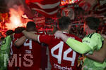 23.05.2026, Fussball DFB-Pokal 2025/2026, Finale, FC Bayern München - VfB Stuttgart, im Olympiastadion Berlin. Der FC Bayern ist Pokalsieger, die Mannschaft feiert in der Fankurve, Jonathan Tah (FC Bayern München), Josip Stanisic (Bayern München), Torwart Jonas Urbig (FC Bayern München) 