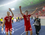 23.05.2026, Fussball DFB-Pokal 2025/2026, Finale, FC Bayern München - VfB Stuttgart, im Olympiastadion Berlin. v.li: Josip Stanisic (Bayern München) und Aleksandar Pavlovic (Bayern München) jubeln bei den Fans 