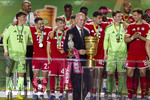 23.05.2026, Fussball DFB-Pokal 2025/2026, Finale, FC Bayern München - VfB Stuttgart, im Olympiastadion Berlin. Der FC Bayern ist Pokalsieger, die Mannschaft feiert den Titel bei der Siegerehrung.  Der Pokal steht am Podest, der kultige Porzellan-Kakadu daneben, DFB Präsident Bernd Neuendorf (Deutschland) kommt zur Pokalübergabe.