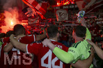 23.05.2026, Fussball DFB-Pokal 2025/2026, Finale, FC Bayern München - VfB Stuttgart, im Olympiastadion Berlin. Der FC Bayern ist Pokalsieger, die Mannschaft feiert in der Fankurve, Jonathan Tah (FC Bayern München), Josip Stanisic (Bayern München), Torwart Jonas Urbig (FC Bayern München) 