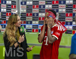 23.05.2026, Fussball DFB-Pokal 2025/2026, Finale, FC Bayern München - VfB Stuttgart, im Olympiastadion Berlin. Der FC Bayern ist Pokalsieger, die Mannschaft feiert den Titel. re: Luis Diaz (FC Bayern München) beim Interview mit einem Tuch als Turban