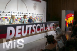 27.05.2026, Fussball DFB-Nationalmannschaft Deutschland, Trainingslager vor der WM, Auftakt-Pressekonferenz im Medienzentrum HALFTIME bei ADIDAS, in Herzogenaurach. AM Podium stllen sich Trainer Julian Nagelsmann (mitte, Deutschland) und Sportdirektor Rudi Völler (re, Deutschland) den Fragen der Journalisten