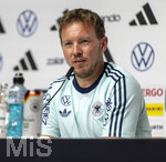 27.05.2026, Fussball DFB-Nationalmannschaft Deutschland, Trainingslager vor der WM, Auftakt-Pressekonferenz im Medienzentrum HALFTIME bei ADIDAS, in Herzogenaurach. AM Podium stellt Sportdirektor Trainer Julian Nagelsmann (Deutschland) den Fragen der Journalisten
