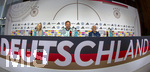 27.05.2026, Fussball DFB-Nationalmannschaft Deutschland, Trainingslager vor der WM, Auftakt-Pressekonferenz im Medienzentrum HALFTIME bei ADIDAS, in Herzogenaurach. Am Podium stellt  Trainer Julian Nagelsmann (mitte, Deutschland) und Sportdirektor Rudi Völler (re, Deutschland) den Fragen der Journalisten. li: DFB-Pressesprecherin Franziska Wülle.