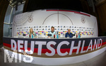 27.05.2026, Fussball DFB-Nationalmannschaft Deutschland, Trainingslager vor der WM, Auftakt-Pressekonferenz im Medienzentrum HALFTIME bei ADIDAS, in Herzogenaurach. Am Podium stellt Trainer Julian Nagelsmann (mitte, Deutschland) und Sportdirektor Rudi Völler (re, Deutschland) den Fragen der Journalisten. li: DFB-Pressesprecherin Franziska Wülle.
