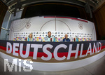 27.05.2026, Fussball DFB-Nationalmannschaft Deutschland, Trainingslager vor der WM, Auftakt-Pressekonferenz im Medienzentrum HALFTIME bei ADIDAS, in Herzogenaurach. Am Podium stellt Trainer Julian Nagelsmann (mitte, Deutschland) und Sportdirektor Rudi Völler (re, Deutschland) den Fragen der Journalisten. li: DFB-Pressesprecherin Franziska Wülle.