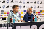 27.05.2026, Fussball DFB-Nationalmannschaft Deutschland, Trainingslager vor der WM, Auftakt-Pressekonferenz im Medienzentrum HALFTIME bei ADIDAS, in Herzogenaurach. Trainer Julian Nagelsmann (li, Deutschland) und Sportdirektor Rudi Völler (re, Deutschland) beantworten die Fragen der Journalisten, 