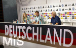 27.05.2026, Fussball DFB-Nationalmannschaft Deutschland, Trainingslager vor der WM, Auftakt-Pressekonferenz im Medienzentrum HALFTIME bei ADIDAS, in Herzogenaurach. Trainer Julian Nagelsmann (mitte, Deutschland) und Sportdirektor Rudi Völler (re, Deutschland) beantworten die Fragen der Journalisten, li: DFB-Pressesprecherin Franziska Wülle. 
