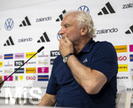 27.05.2026, Fussball DFB-Nationalmannschaft Deutschland, Trainingslager vor der WM, Auftakt-Pressekonferenz im Medienzentrum HALFTIME bei ADIDAS, in Herzogenaurach. Sportdirektor Rudi Völler (Deutschland) nachdenklich 