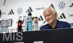27.05.2026, Fussball DFB-Nationalmannschaft Deutschland, Trainingslager vor der WM, Auftakt-Pressekonferenz im Medienzentrum HALFTIME bei ADIDAS, in Herzogenaurach. Sportdirektor Rudi Völler (Deutschland) nachdenklich  vorne stehen die Getränke von DFB-Sponsor, Coca Cola, VIO Wasser, POWERADE, Bitbuger Alkoholfreies Bier.